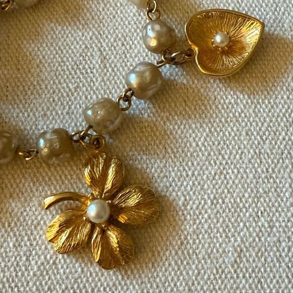 Vintage Faux Pearl Gold Tone Link Bracelet with 6 Gold Tone Charms. - Picture 5 of 6